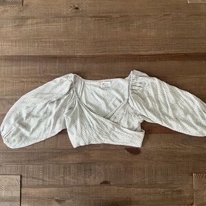 a Sól Hawaii Women's Wrap Crop Top White Grey Leaf Pattern Size OS